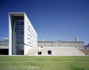 리스보아 신대학교(Universidade Nova de Lisboa)의 본관과 주 캠퍼스