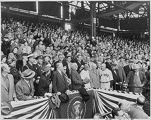 미국 대통령 해리 트루먼이 야구공을 던지는 광경을 넓게 찍은 사진.