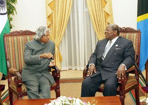 2004년 9월 11일 다르에스살람에서 탄자니아 대통령 벤자민 윌리엄 음카파와 압둘 칼람 회담