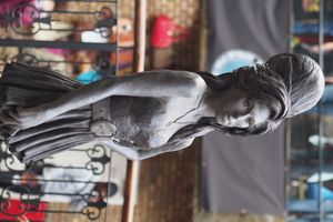 2014년 9월에 공개된 런던 캠든 타운의 와인하우스 동상