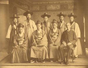 1883년 미국 주재 조선 사절단 공식 사진. 민영익은 책임 장관(앞줄, 왼쪽에서 두 번째)이다. 퍼시벌 로웰(앞줄, 서양식 의복)은 그들의 여행 안내자였다.