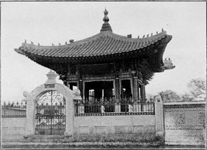 1912년 사진. 서울에 있는 명성황후를 위한 기념물. 메소디스트 선교사 헨리 게르하르트 아펜젤러의 친일파 전기 작가 윌리엄 엘리엇 그리피스의 저서에 실린 사진이다.