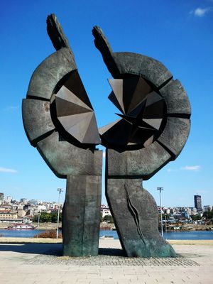 나치 독일이 설립한 사이미슈테 강제 수용소 희생자들을 기리는 기념비. 독일 점령 세르비아의 홀로코스트와 세르비아인 학살의 일부임.