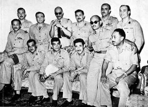 왼쪽 앞줄부터: 압델 라티프 보그다디, 가말 압델 나세르, 무하마드 나귀브, 압델 하킴 아메르, 살라 살렘, 무하마드 안와르 사다트. 뒷줄 왼쪽부터: 후세인 엘-샤페이, 칼레드 모히에딘, 가말 살렘, 카말 엘-딘 후세인, 하산 이브라힘, 자카리아 모히에딘.