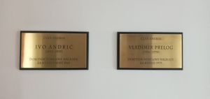 보스니아 헤르체고비나의 노벨상 수상자인 블라디미르 프레로그와 이보 안드리치에게 헌정된 보스니아 헤르체고비나 과학 예술원의 기념패