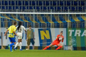 UWCL 경기에서 선방하는 엔들러