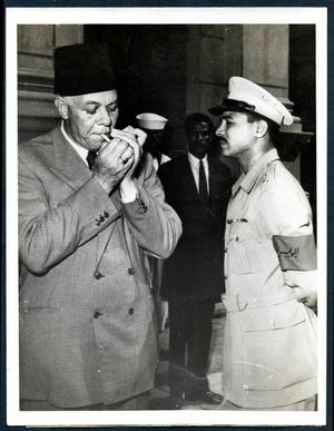 나귀브의 군사재판에서 유죄 판결을 받은 후 담배에 불을 붙이는 전 이집트 총리 압델 하디