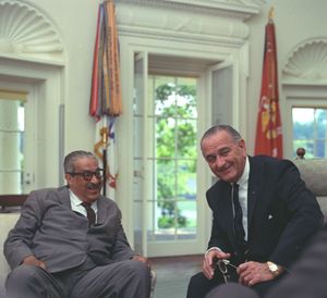 마셜이 존슨 대통령으로부터 대법관으로 지명된 날인 1967년 6월 13일, 백악관 대통령 집무실에서 린든 B. 존슨 대통령과 회담하는 모습