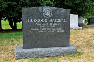 알링턴 국립묘지에 있는 마셜의 묘비