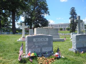 해군사관학교 동기인 찰스 R. 라슨 옆에 안치된 존 맥케인 3세의 묘소, 미국 해군사관학교 묘지