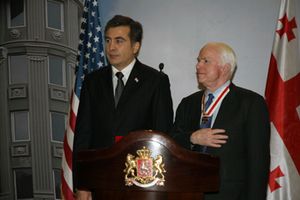 2010년 1월, 조지아의 미헤일 사카슈빌리 대통령이 바투미에서 매케인에게 조지아 국가 영웅 훈장을 수여하다