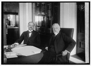 1921년 당시 상원 다수당 원내대표였던 헨리 캐벗 로지(매사추세츠주 공화당)의 부대표로 활동했던 커티스. 로지가 1924년 사망한 후 그의 뒤를 이었다.