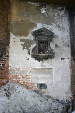 베네치아의 피에타 교회 외벽에 있는 명판. 이곳은 과거 선회식 유아함이 있던 곳이다. 명판에는 1548년 11월 12일 파울루스 3세 교황의 교황령을 인용하여, 자신이 기를 능력이 있으면서도 버린 아이들에게 "저주와 파문"을 내린다고 적혀 있으며, 모든 비용을 반환하기 전에는 용서받을 수 없다고 선언하고 있다.