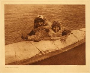 누니박(Nunivak), 알래스카(Alaska)에서 카약을 탄 두 사람. 에드워드 커티스(Edward S. Curtis)가 1930년에 촬영