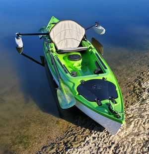 아웃리거가 장착된 싯온탑 카약