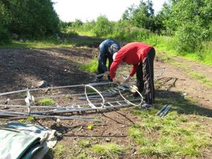 접이식 카약의 알루미늄 프레임 조립; 천으로 된 덮개(전경)는 나중에 프레임 위에 씌워진다.
