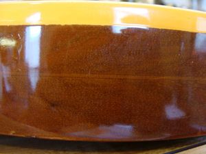 놀린 시대의 겹판(pancake-like) 구조, 측면의 교차결 무늬에서 볼 수 있는 다층 목재 바디의 모습