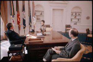 1974년 2월 28일, 오벌 오피스에서 셜리 템플, 리처드 닉슨, 브렌트 스코크로프트