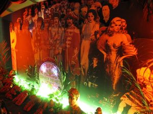 섯클리프의 사진이 Sgt. Pepper's Lonely Hearts Club Band 앨범 커버에 포함되어 있다.