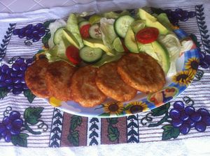 접시에 담긴 멕시코 토르티타.