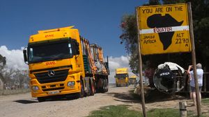 적도 근처에서 올 페제타 보존지역으로 이동 중인 북부흰코뿔소