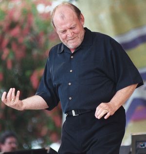 2003년 플로리다주 할랜데일 비치에서 에어 기타를 연주하는 코커