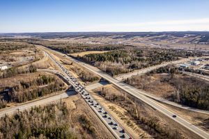 일식 관측을 마치고 도심으로 돌아오는 차량 행렬로 인해 발생한 교통 체증 사진. 캐나다 퀘벡주 고속도로에서 촬영됨.