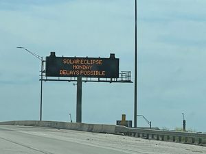 개기일식 발생 전날 텍사스주 주간 고속도로 35호선에서 촬영된 일식으로 인한 교통 혼잡 가능성을 알리는 전광판