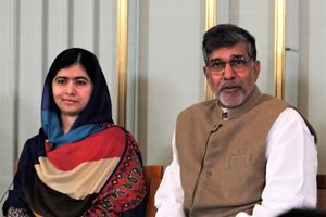 말랄라 유사프자이(Malala Yousafzai)와 카일라시 사티아르티는 노벨 평화상 수상 전날 기자 회견에서