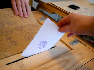 핀란드 대통령 선거에서 투표함에 투표용지를 넣는 모습