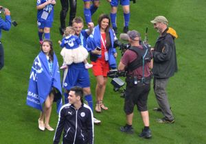 2016년 가족과 함께 프리미어리그 우승을 자축하는 벌디