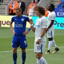 2017년 첼시 FC와의 경기. 제이미 바디(왼쪽)와 다비드 루이스(오른쪽)