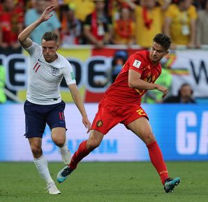 덴동커르(오른쪽)와 잉글랜드의 제이미 바디 (2018년 FIFA 월드컵)