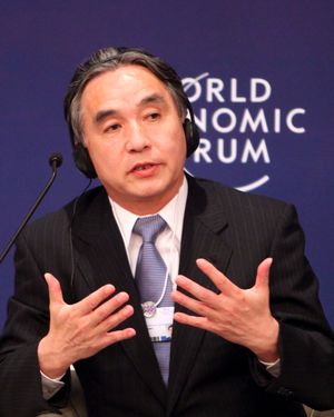 2012년 동아시아 세계경제포럼에 참석한 히라노 다쓰오 전 재해담당 국무대신