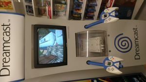 2017년 핀란드 탐페레의 핀란드 게임 박물관에 있는 세가의 마지막 콘솔인 드림캐스트(Dreamcast)의 소매 데모 키오스크