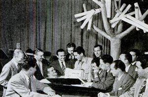 "수퍼 클럽" 스튜디오에서 작곡가 대표들과 만난 코모. 그는 체스터필드 수퍼 클럽의 서부 해안 방송 후 매주 수요일에 "송 플러거"들과 만났다.