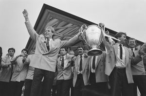 유러피언컵을 들고 에인트호번 공항에 금의환향하는 판 브뢰켈런과 휘스 히딩크