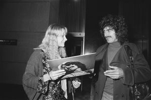 1977년 2월, 암스테르담 힐튼 호텔을 나서며 팬에게 앨범에 사인하는 해리슨