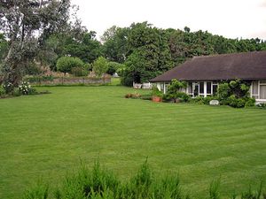 The Beatles에 수록된 곡들은 1968년 5월 조지 해리슨의 집 킨폰스에서 데모로 제작되었다.