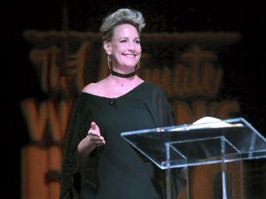 2016년 10월 애리조나주 피닉스에서 열린 애리조나 궁극 여성 엑스포에서 연설하는 브로코비치