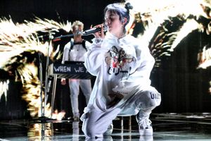 2019년 6월 레드록스 원형극장에서 공연하는 아일리시