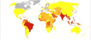 2012년 백만 명당 뎅기열 사망자 수 (노란색: 0명, 주황색: 1-8명, 붉은색: 9-561명)