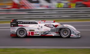 르망 24시 내구레이스 중인 르망 프로토타입 경주차인 아우디 R18