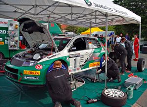  랠리 경주 중 점검을 받고 있는 스코다 파비아 WRC 01