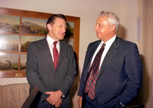 국방장관 캐스퍼 와인버거(왼쪽)와 이스라엘 국방장관 아리엘 샤론, 1982