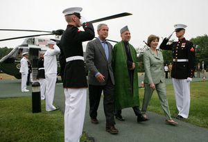2007년 캠프 데이비드에서 조지 W. 부시 전 미국 대통령(George W. Bush)과 로라 부시(Laura Bush) 여사와 함께한 카르자이 대통령