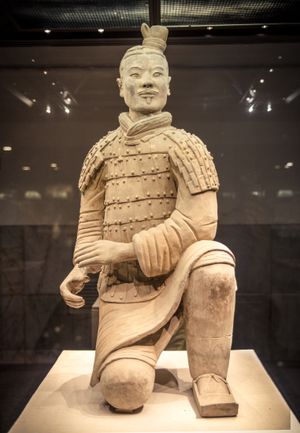 진시황 군대의 병마용 병사 중 하나. 고대 중국 테라코타 조각으로, 주형으로 만들어졌다.