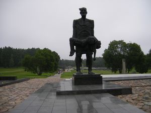 카틴 기념관; 제2차 세계 대전 중 나치 독일은 점령된 소비에트 벨라루스의 5,295개 지역에서 민간인을 학살했다(점령된 소비에트 벨라루스)