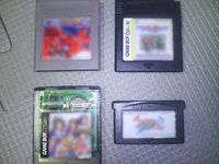 좌측 위부터 시계 방향으로 게임보이, 게임보이 칼라, 게임보이 어드밴스, 게임보이 칼라용 게임 카트리지