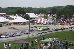 2011년 로드 아메리카(Road America)에서 열린 네이션와이드(현 Xfinity) 시리즈 경주.  내일의 경주차(Car of Tomorrow) 디자인을 사용함